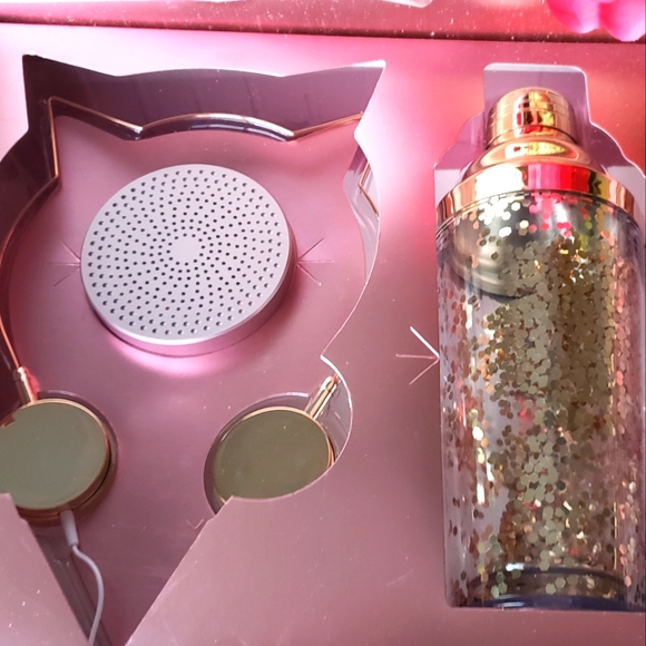 Party Girl 6 Piece Set w/Headphones - Picture 2 of 11